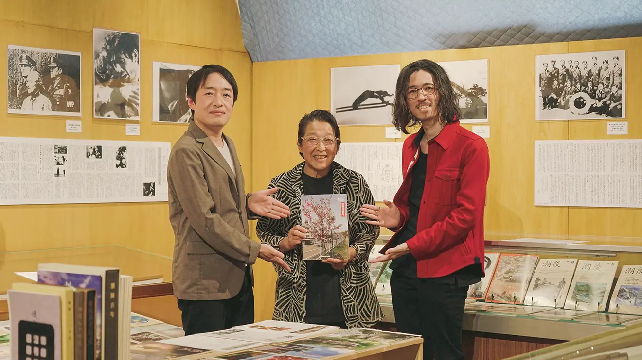 「潮陵」100号を祝う内山さんと鈴木さんと鈴屋一