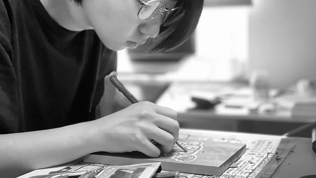 版画を彫る鈴屋仁