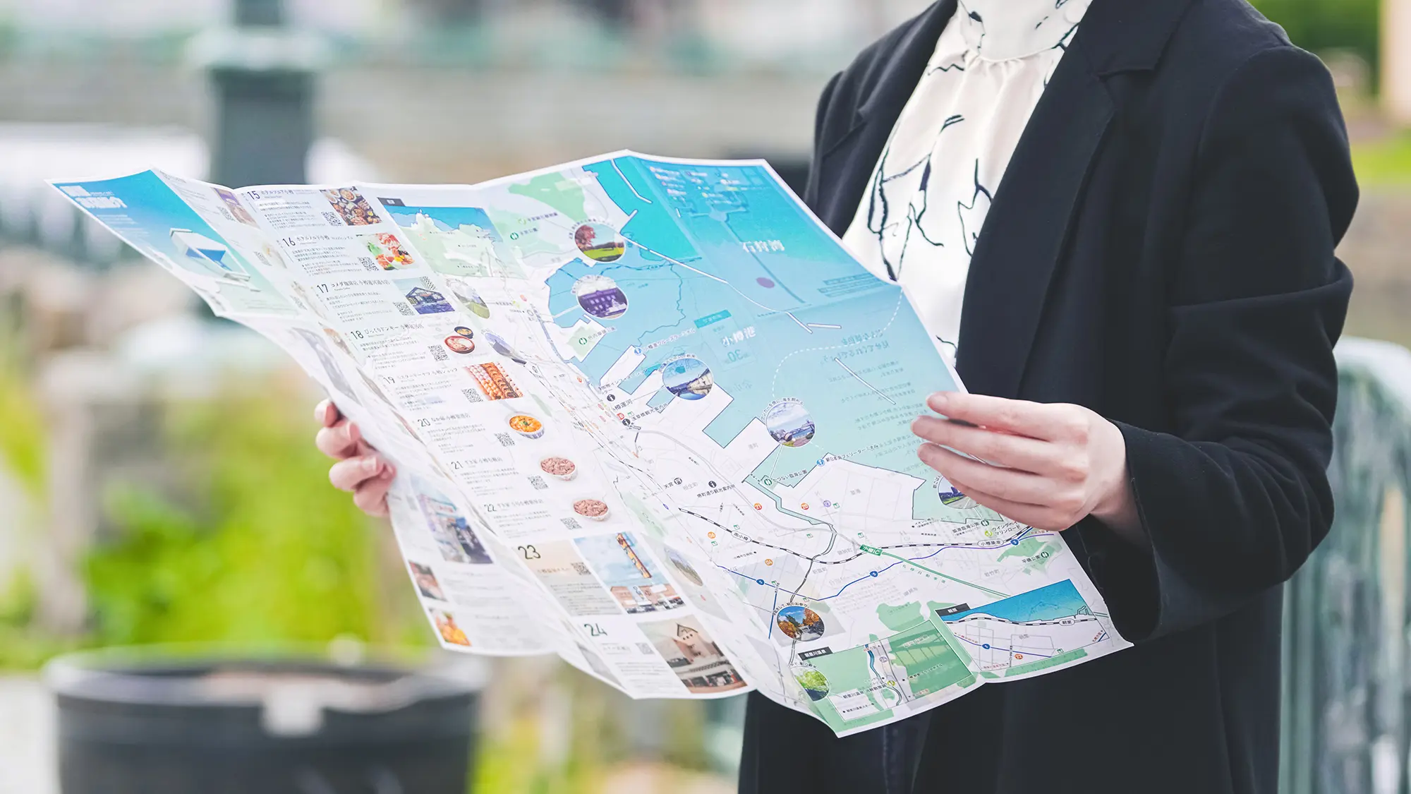 マップを広げて見る人