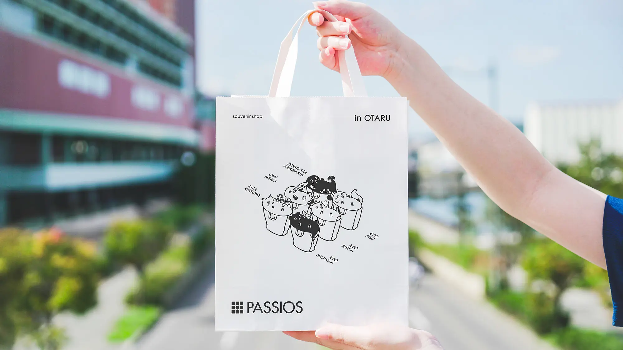 ウイングベイ外で紙袋を持つ客